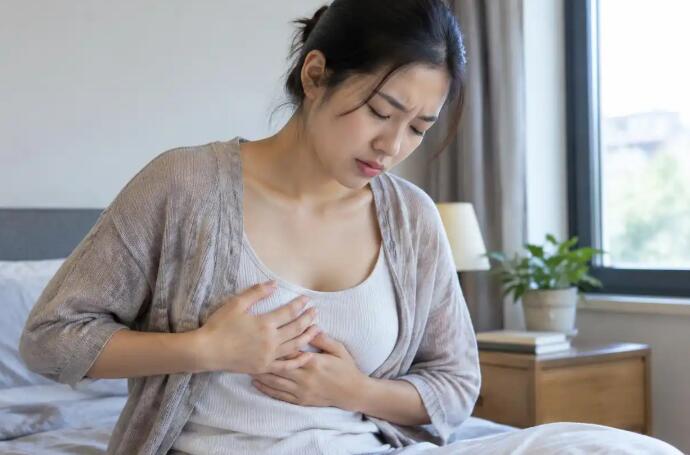 月经前乳房胀痛别急着当乳腺病！看这3个区别，出现4种异常别硬扛