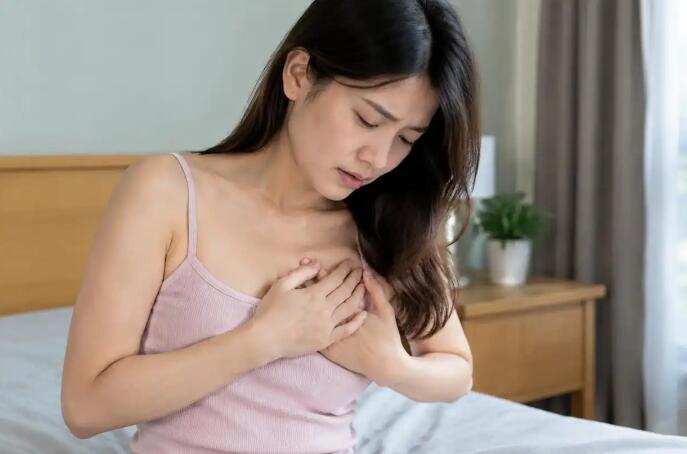 乳房胀痛别等加重才后悔！是正常反应还是疾病信号？看这4个区别，第3个最容