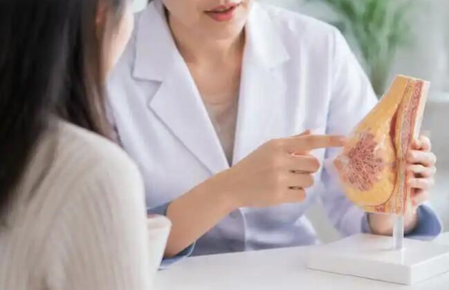 女孩乳房有硬块，别急着当肿瘤！要不要做检查？看这3个区别，第2个最容易被