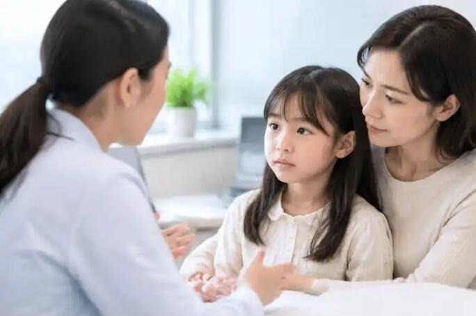 小女孩乳房有硬块，别急着揉！是正常发