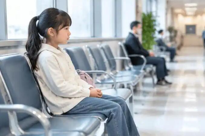 小女孩乳房有硬块,别急着揉!是正常发育还是性早熟?看这4个区别