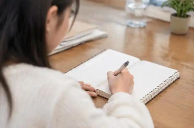 小女孩乳房有硬块,别急着揉!是正常发育还是性早熟?看这4个区别