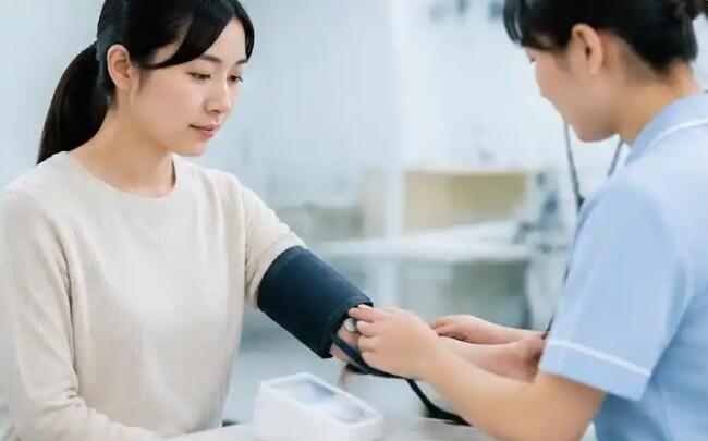 乳头坏死的原因有哪些？先分清缺血和感染，变黑破溃要就医