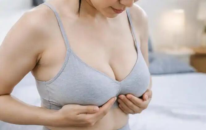 哺乳后胸部下垂怎么办？别急着折腾，先看恢复期和异常信号