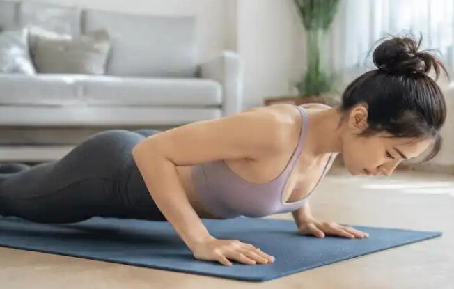 哺乳后胸部下垂做什么运动?别急着猛练,先看能改善什么