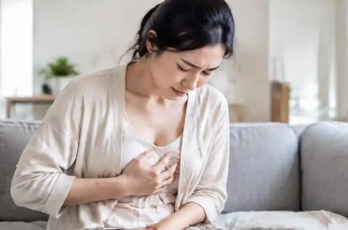 哺乳期乳腺炎别急着硬扛！该看乳腺外科吗？看3个信号，分清普通胀奶和乳腺