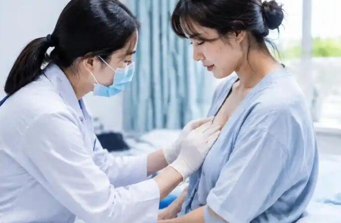 哺乳期乳腺炎别急着硬扛！该看乳腺外科吗？看3个信号，分清普通胀奶和乳腺