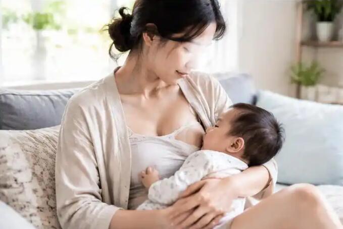 哺乳期乳腺炎别急着硬扛！该看乳腺外科吗？看3个信号，分清普通胀奶和乳腺