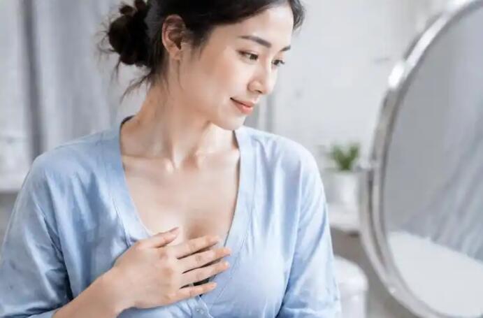 哺乳期乳腺炎别急着硬扛！该看乳腺外科吗？看3个信号，分清普通胀奶和乳腺