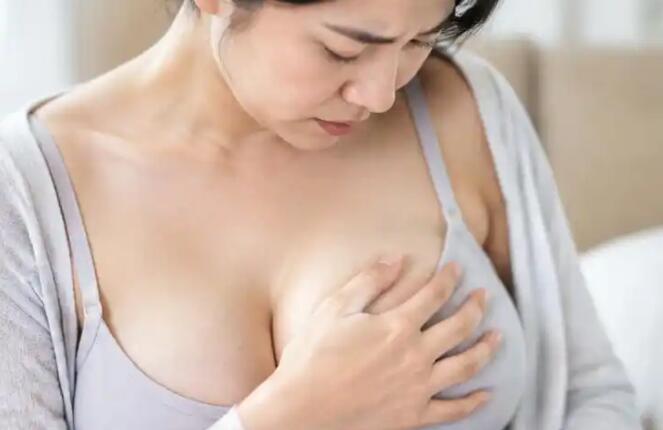 哺乳期乳腺炎别等严重才挂急诊！出现这4个信号别硬扛，教你分清轻重缓急