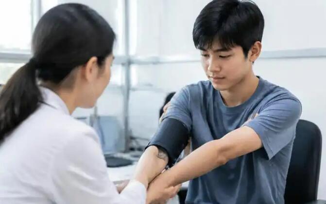 男孩子一侧乳房疼怎么回事?多数与发育有关,出现这些信号要警惕