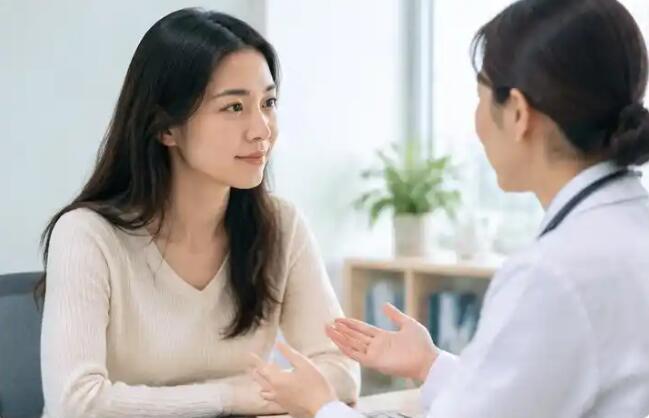 一边乳房胀痛一边不痛？不一定是大病，先看周期和伴随症状