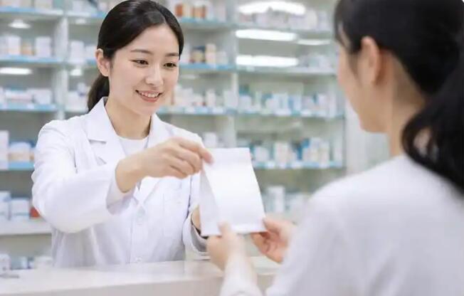 单侧乳房胀痛和双侧有啥区别？先分清伴随症状，持续不缓解要查