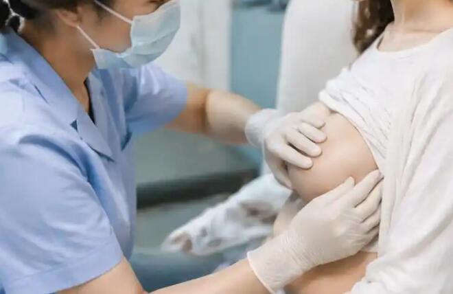 哺乳期乳腺炎怎么办？别急着停奶，先分清症状再处理