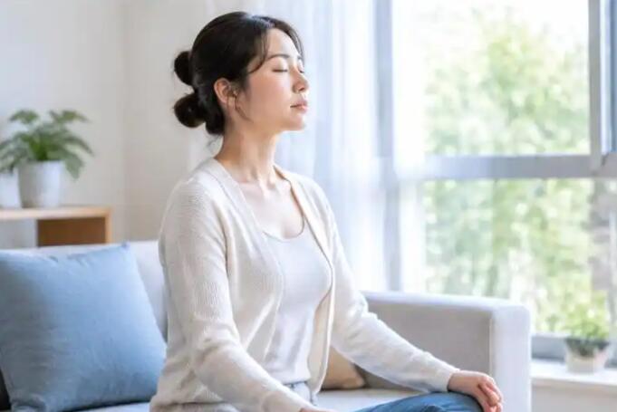 哺乳期乳房胀痛发烧怎么办？不一定是感染，出现这些信号要就医