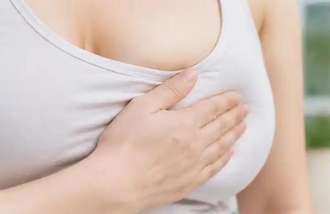 乳头溢液有哪5种类型？医生提醒：分清这几种情况，别把危险信号当成小事