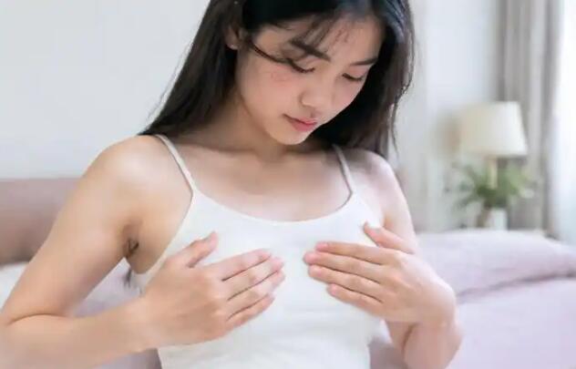发育期女孩胸部偏小是发育慢吗？别急，先分清3种正常情况和2个真正该查的信