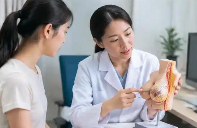 发育期女孩胸部偏小是发育慢吗？别急，先分清3种正常情况和2个真正该查的信