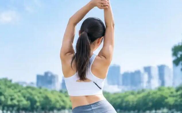 发育期女孩胸部偏小是发育慢吗？别急，先分清3种正常情况和2个真正该查的信
