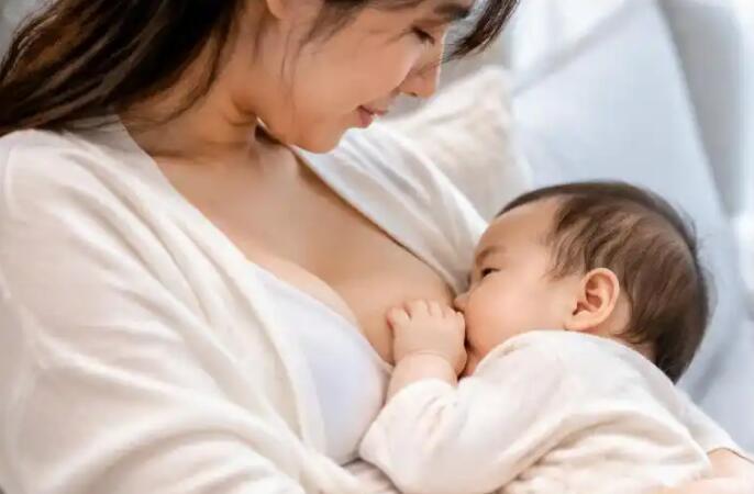 哺乳期胀奶摸到硬块，是堵奶还是乳腺炎？先分清3种情况再动手