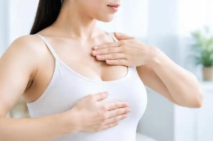 乳房有硬块就是乳腺癌？医生：查错了白花钱，这3项才是关键