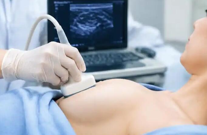 乳房有硬块就是乳腺癌？医生：查错了白花钱，这3项才是关键