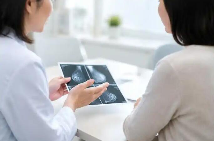 乳房有硬块就是乳腺癌？医生：查错了白花钱，这3项才是关键