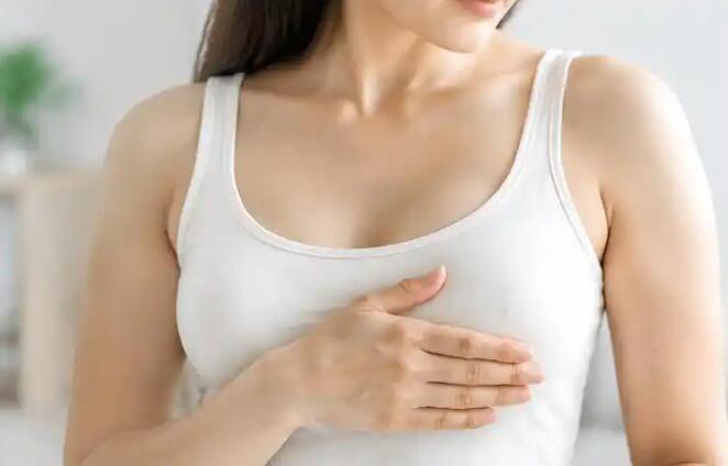 乳房摸到硬块却不疼，是正常还是危险信号？医生：看这4个区分标准