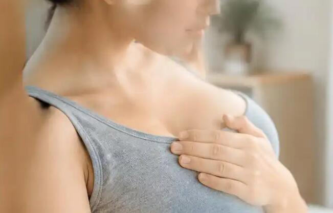 乳房摸到硬块却不疼，是正常还是危险信号？医生：看这4个区分标准