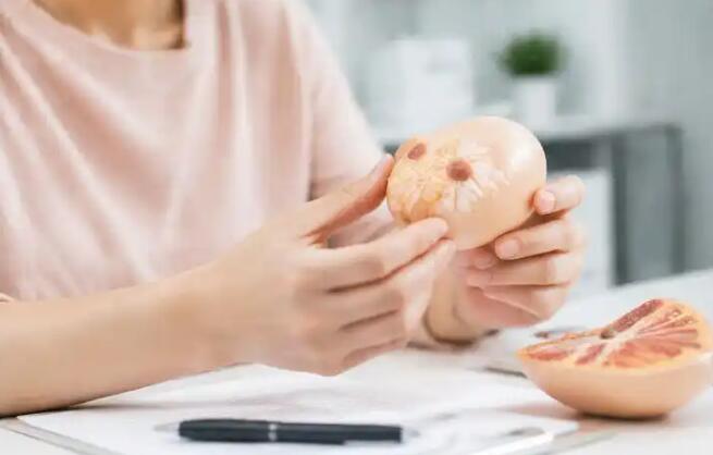 乳房摸到硬块先别慌？医生提醒：这4种“长相”的硬块才真要警惕